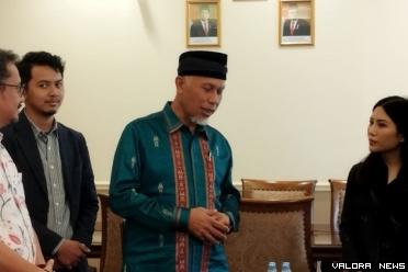 Gubernur Sumbar, Mahyeldi berdialog dengan Wamenparekraf yang juga Ketua Umum Partai Perindo, Angela Tanoesoedibjo di Kantor DPP Perindo, Jakarta, Selasa. (humas)