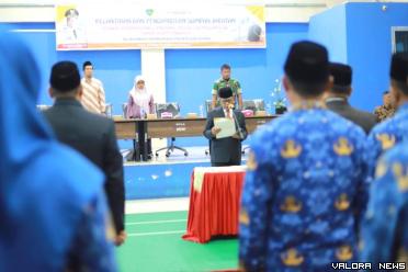 Bupati Rusma Yul Anwar, melantik 9 orang PTT Pratama, dan 46 orang Pejabat Administrator dan Pejabat Pengawas di Lingkungan Pemkab Pessel, Sumatera Barat, Jumat (9/8/2024). FOTO: Dok Diskominfo Pessel