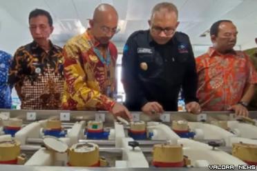Dirut Perumda AM Padang, Hendra Pebrizal jelaskan proses pengujian air pada laboratorium pemeriksaan kualitas air yang telah terakreditasi ISO 17025:2017 pada Pj Wako Padang, Andree Algamar, disela kegiatan peresmian, Kamis. (humas)