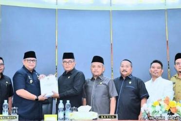 Pj Wali Kota Padang, Andree Algamar didampingi Yosefriawan (Pj Sekda) menyerahkan nota pengantar Rancangan Perubahan KUA PPAS Tahun 2024 pada Ketua DPRD Padang, Syafrial Kani didampingi para wakil ketua, pada rapat paripurna, Senin. (humas)