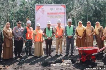 Bupati Rusma Yul Anwar, bersama Forkopimda, meletakkan batu pertama, pembangunan pengembangan Puskesmas Lumpo, Kecamatan IV Jurai, Senin (19/8/2024). FOTO: Dok Diskominfo Pessel