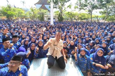 Bupati Rusma Yul Anwar menyerahkan SK PPPK, kepada 2.021 Tenaga Kesehatan dan Guru, Formasi Tahun 2023 di daerahnya, pada Senin 29 Juli 2024, lalu. FOTO: Dok Diskominfo Pessel