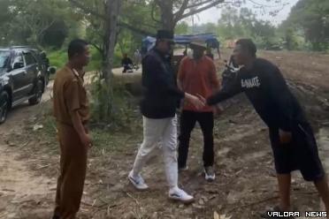 Wako Bukittinggi, Erman Safar mengunjungi lokasi Tabiang Barasok (tebing berasap-red) di Kelurahan Bukik Apik Puhun, Kecamatan Guguk Panjang, Selasa pagi. (hamriadi)