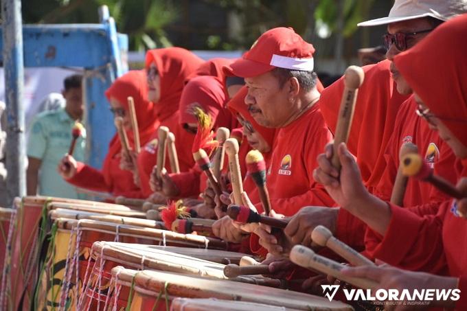 Bupati Agam, Andri Warman yang tergabung dalam Grup Tarak Tacin, unjuk kebolehan dalam penampilan Gandang Tasa pada Reuni Gadang 2024 IASMA Landbouw, di Bukittinggi, Sabtu. (humas)