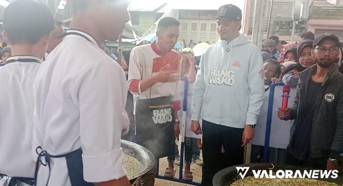 Calon Wali Kota Bukittinggi, Erman Safar berdialog santai dengan Chef Ade, saat kegiatan Masak Besar Tongseng Daging Sapi di Tangah Sawah, Sabtu. (media center)