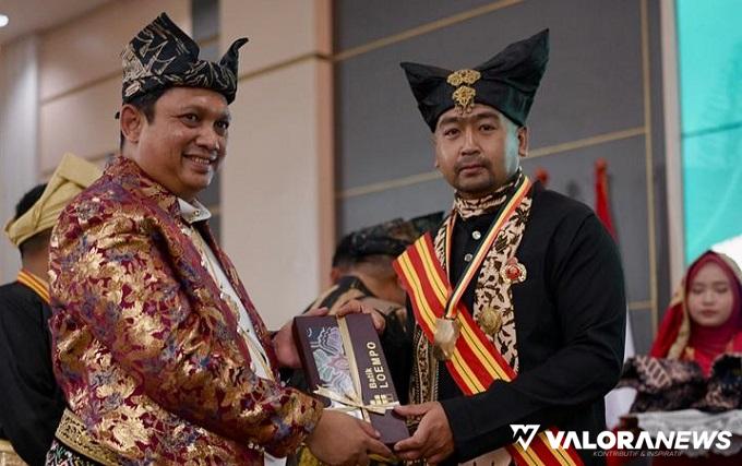 Ketua Dewan Pendiri Matra, Sri Paduka KGPAA Mangku Alam II serahkan penganugerahan gelar, penyematan pin, pemasangan selempang serta pengalungan medali dari Matra pada Wagub Sumbar, Audy Joinaldy di Padang, Jumat malam. (humas)