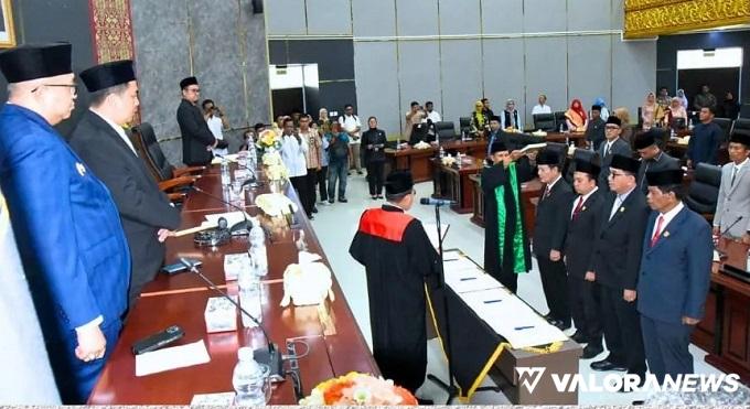 Ketua PN Padang, Syafrizal lantik empat orang pimpinan defenitif DPRD Padang 2024-2029 dalam rapat paripurna, Jumat siang. Pelantikan ini dihadiri PJ Wako Padang, Andree Algamar. (humas)