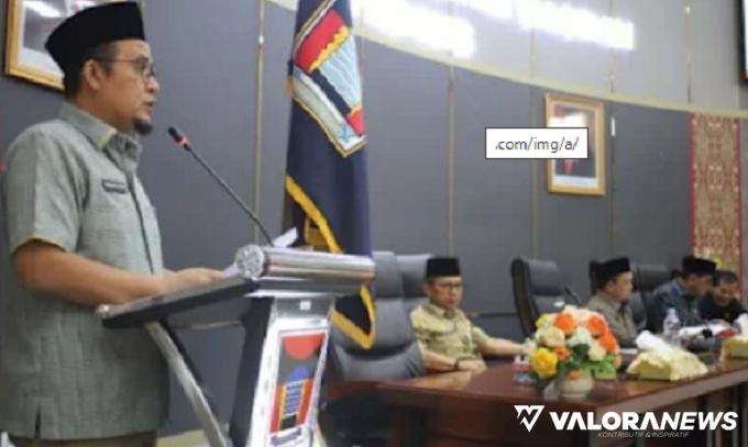Sekretaris DPRD Padang, Hendrizal Azhar membacakan susunan AKD periode 2024-2029 pada rapat paripurna, Selasa. (humas)