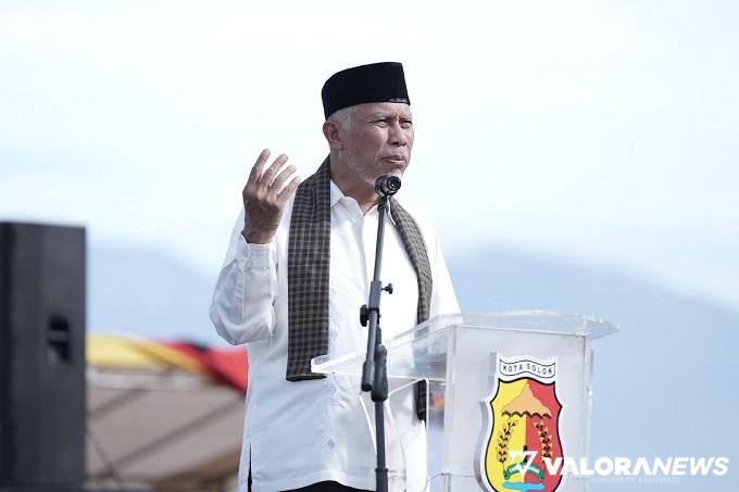 Gubernur Sumbar, Mahyeldi saat menutup event RSBG tahun 2024 yang telah berlangsung selama tiga hari di Hamparan Sawah Solok, Kelurahan Tanah Garam, Kecamatan Lubuk Sikarah, Kota Solok, Sabtu. (humas)