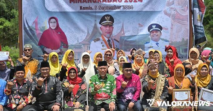 Gubernur Sumbar, Mahyeldi bersama Bupati Agam, Andri Warman, Kepala Kanwil DJPb Sumbar, Syukriah, Wali Nagari Pasia Laweh, Zul Arifin dan peserta Festival Budaya Marandang Minangkabau 2024 di Nagari Pasia Laweh, Palupuah, Kabupaten Agam, Kamis. (humas)