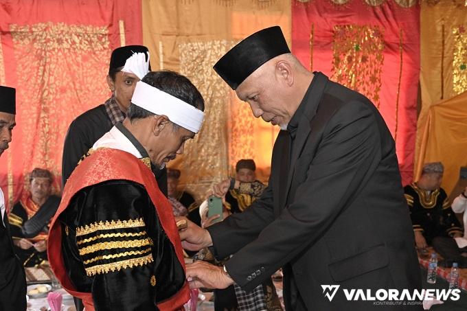 Gubernur Sumbar, Mahyeldi memasangkan keris pada prosesi Batagak Panghulu Datuak Rajo Endah Nan Randah Naik Sarumpun, di Nagari Koto Kaciak, Kecamatan Tanjung Raya, Ahad. (humas)