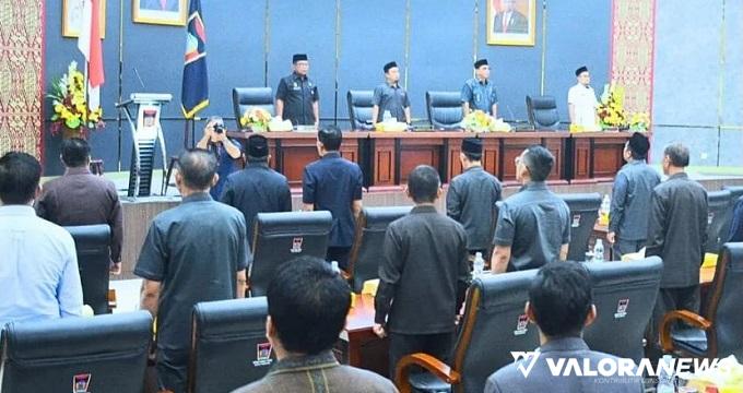 Ketua Sementara DPRD Padang, Muharlion didampingi Mastilizal Aye (wakil ketua sementara) beserta Yosefriawan (Pj Sekda) dan Hendrizal Azhar (Sekwan) pada pembukaan rapat paripurna dengan agenda penetapan usulan pimpinan dewan defenitif, Jumat. (humas)