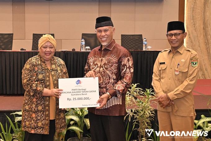 Gubernur Sumbar, Mahyeldi menerima penghargaan sebagai daerah dengan literasi yang makin membaik, Kamis.