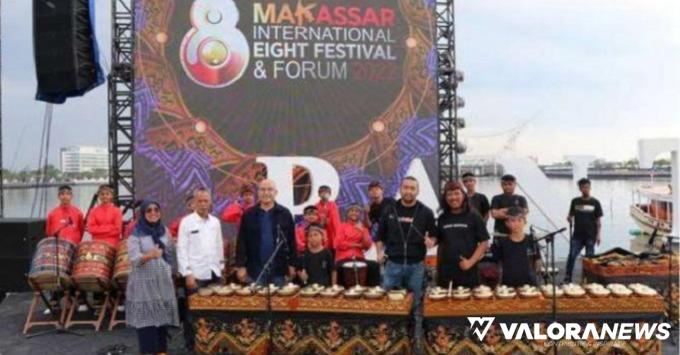 Wagub Sumbar, Audy Joinaldy foto bersama dengan Sanggar Darak Badarak yang diajak tampil pada kegiatan Makassar International Eight Festival &amp; Forum Tahun 2022. (humas)