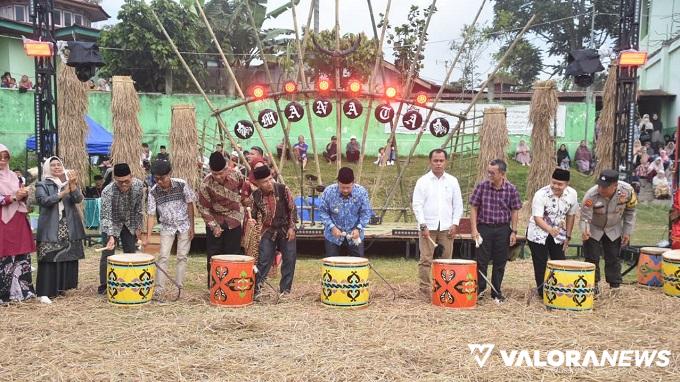 Bupati Agam, Andri Warman beserta Forkopimda, memukul gandang tasa saat membuka pentas seni yang digelar Pemuda Sitapuang di Lapangan Bola Kaki Sitapuang, Nagari Balai Gurah, Kecamatan IV Angkek, Ahad. (humas)
