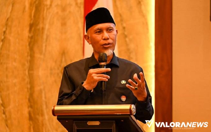 Menteri ATR/BPN, Agus Harimurti Yudhoyono menyerahkan penghargaan pada Kadis Perkimtan Sumbar, Rifda Suriani pada &#039;International Meeting on Best Practice of Ulayat Land Registration in Indonesia and Asean Countries&#039; di Bandung, Kamis (5/9/2024). (humas)