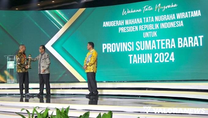 Menteri Perhubungan, Budi Karya Sumadi serahkan penghargaan Wahana Tata Nugraha Wiratama tahun 2024 pada Wagub Sumbar, Audy Joinaldy di acara Hub Space 2024 di Jakarta, Sabtu. (humas)
