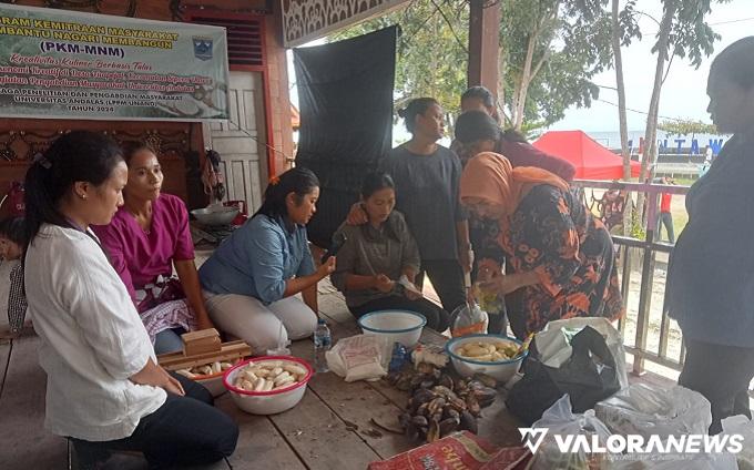 Peserta pelatihan pengolahan pisang, serius memperhatikan arahan yang diberikan Ketua Tim PKM-MNM Unand, Mairawita Marlis Rahman, Sabtu. (daniwarti)