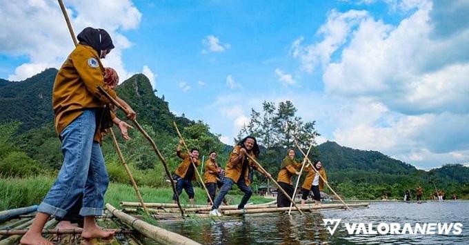 Bermain rakit bambu, salah satu daya tarik objek wisata Wakanda Taram di Limapuluh Kota. (jadesta)
