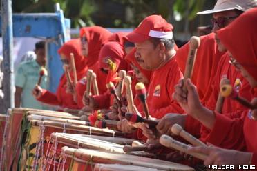Bupati Agam, Andri Warman yang tergabung dalam Grup Tarak Tacin, unjuk kebolehan dalam penampilan Gandang Tasa pada Reuni Gadang 2024 IASMA Landbouw, di Bukittinggi, Sabtu. (humas)
