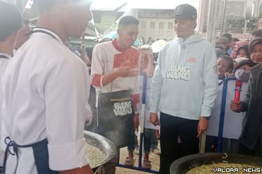 Calon Wali Kota Bukittinggi, Erman Safar berdialog santai dengan Chef Ade, saat kegiatan Masak Besar Tongseng Daging Sapi di Tangah Sawah, Sabtu. (media center)