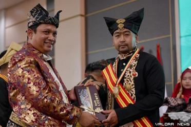 Ketua Dewan Pendiri Matra, Sri Paduka KGPAA Mangku Alam II serahkan penganugerahan gelar, penyematan pin, pemasangan selempang serta pengalungan medali dari Matra pada Wagub Sumbar, Audy Joinaldy di Padang, Jumat malam. (humas)