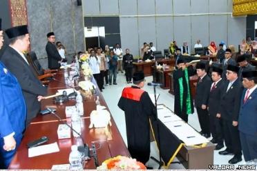 Ketua PN Padang, Syafrizal lantik empat orang pimpinan defenitif DPRD Padang 2024-2029 dalam rapat paripurna, Jumat siang. Pelantikan ini dihadiri PJ Wako Padang, Andree Algamar. (humas)