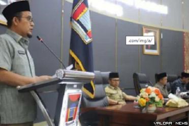 Sekretaris DPRD Padang, Hendrizal Azhar membacakan susunan AKD periode 2024-2029 pada rapat paripurna, Selasa. (humas)