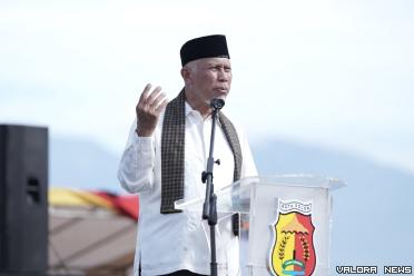 Gubernur Sumbar, Mahyeldi saat menutup event RSBG tahun 2024 yang telah berlangsung selama tiga hari di Hamparan Sawah Solok, Kelurahan Tanah Garam, Kecamatan Lubuk Sikarah, Kota Solok, Sabtu. (humas)