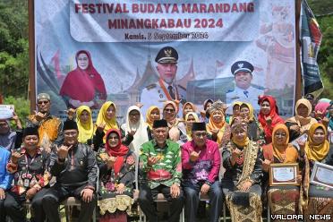 Gubernur Sumbar, Mahyeldi bersama Bupati Agam, Andri Warman, Kepala Kanwil DJPb Sumbar, Syukriah, Wali Nagari Pasia Laweh, Zul Arifin dan peserta Festival Budaya Marandang Minangkabau 2024 di Nagari Pasia Laweh, Palupuah, Kabupaten Agam, Kamis. (humas)