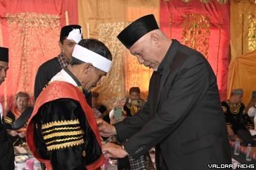 Gubernur Sumbar, Mahyeldi memasangkan keris pada prosesi Batagak Panghulu Datuak Rajo Endah Nan Randah Naik Sarumpun, di Nagari Koto Kaciak, Kecamatan Tanjung Raya, Ahad. (humas)