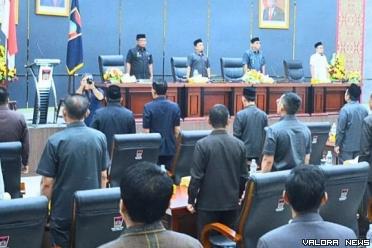 Ketua Sementara DPRD Padang, Muharlion didampingi Mastilizal Aye (wakil ketua sementara) beserta Yosefriawan (Pj Sekda) dan Hendrizal Azhar (Sekwan) pada pembukaan rapat paripurna dengan agenda penetapan usulan pimpinan dewan defenitif, Jumat. (humas)