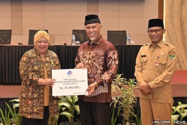 Gubernur Sumbar, Mahyeldi menerima penghargaan sebagai daerah dengan literasi yang makin membaik, Kamis.