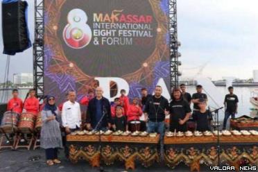 Wagub Sumbar, Audy Joinaldy foto bersama dengan Sanggar Darak Badarak yang diajak tampil pada kegiatan Makassar International Eight Festival & Forum Tahun 2022. (humas)