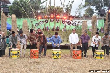 Bupati Agam, Andri Warman beserta Forkopimda, memukul gandang tasa saat membuka pentas seni yang digelar Pemuda Sitapuang di Lapangan Bola Kaki Sitapuang, Nagari Balai Gurah, Kecamatan IV Angkek, Ahad. (humas)