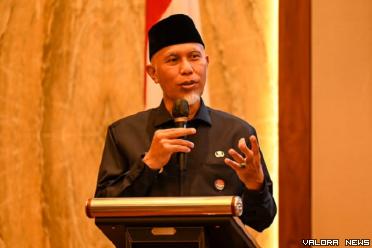 Menteri ATR/BPN, Agus Harimurti Yudhoyono menyerahkan penghargaan pada Kadis Perkimtan Sumbar, Rifda Suriani pada 'International Meeting on Best Practice of Ulayat Land Registration in Indonesia and Asean Countries' di Bandung, Kamis (5/9/2024). (humas)