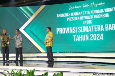 Menteri Perhubungan, Budi Karya Sumadi serahkan penghargaan Wahana Tata Nugraha Wiratama tahun 2024 pada Wagub Sumbar, Audy Joinaldy di acara Hub Space 2024 di Jakarta, Sabtu. (humas)
