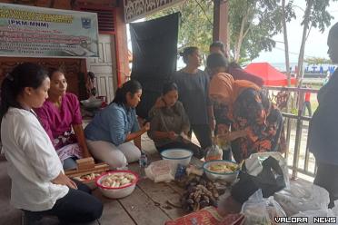 Peserta pelatihan pengolahan pisang, serius memperhatikan arahan yang diberikan Ketua Tim PKM-MNM Unand, Mairawita Marlis Rahman, Sabtu. (daniwarti)