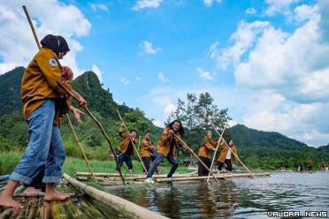 Bermain rakit bambu, salah satu daya tarik objek wisata Wakanda Taram di Limapuluh Kota. (jadesta)