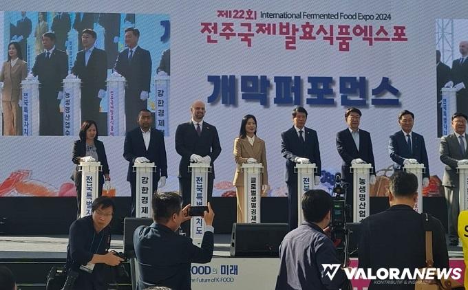 Plt Gubernur Sumbar, Audy Joinaldy membuka iven International Fermented Food  Expo (IFFE) tahun 2024 di Provinsi Jeollabuk-do, Korea Selatan, Ahad. (humas)