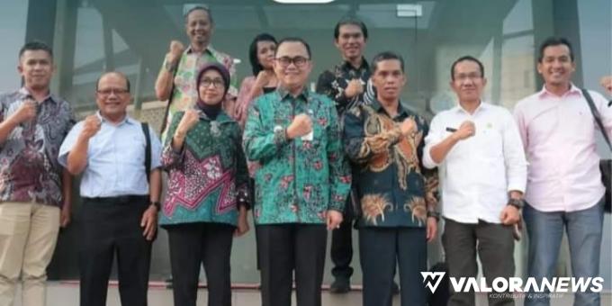 Pjs Wali Kota Bukittinggi, Hani Syopiar Rustam dan staf, foto bersama dengan Direktur Infrastruktur Ekonomi Kreatif Kemenparekraf/Baparekraf, Oneng Setya Harini di Jakarta, Kamis. (humas)