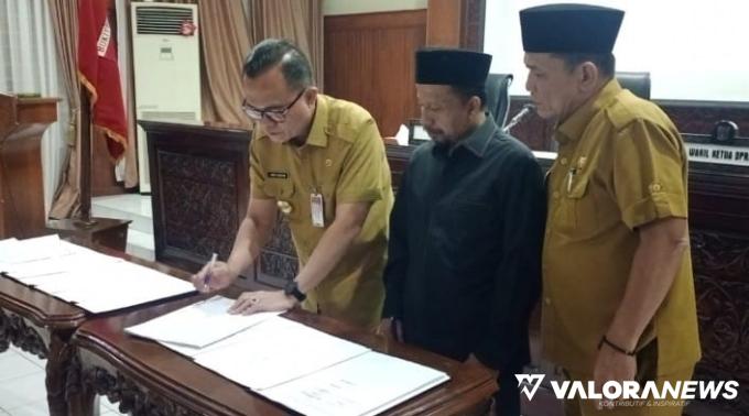 Pjs Wako Bukittingi, Hani Syopiar Rustam menandatangani berita acara persetujuan KUA PPAS Tahun 2025 dalam rapat paripurna DPRD Bukittinggi, Senin malam. Penandatanganan ini disaksikan pimpinan DPRD. (humas)