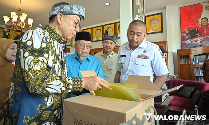 Menteri Kebudayaan (Menbud) RI, Fadli Zon didampingi Audy Juonaldy (Plt Gubernur Sumbar) dan Taufik Ismail (budayawan) saat melihat koleksi Museum Sastra Indonesia di Kompleks Aia Angek Cottage, Kabupaten Tanah Datar, Rabu. (humas)