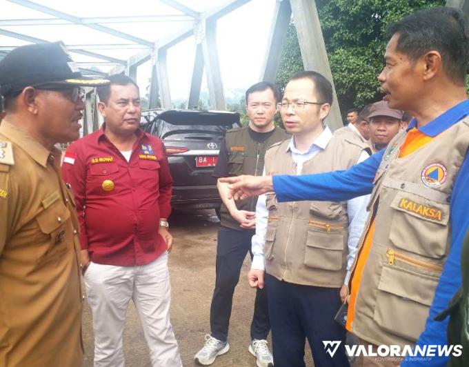 Pj Bupati Pessel, Era Sukma Munaf, bersama rombongan ICL Sinchuan China dan BPBD Sumatera Barat, melihat lokasi rencana dibangun EWS di Kampung Batu Bala, Nagari Gantiang Mudiek Utara, Sutera, Selasa (1/10/2024). FOTO: Dok Diskominfo Pessel