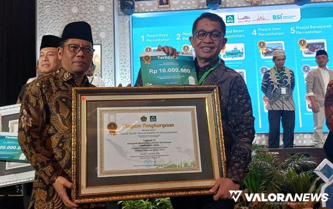 Dirjen Bimas Islam, Kamaruddin Amin serahkan penghargaan pada Pemprov Sumbar yang diterima Kepala Biro Kesra Setdaprov Sumbar, Al Amin di Kota Solo, Provinsi Jawa Tengah, Selasa malam. (humas)