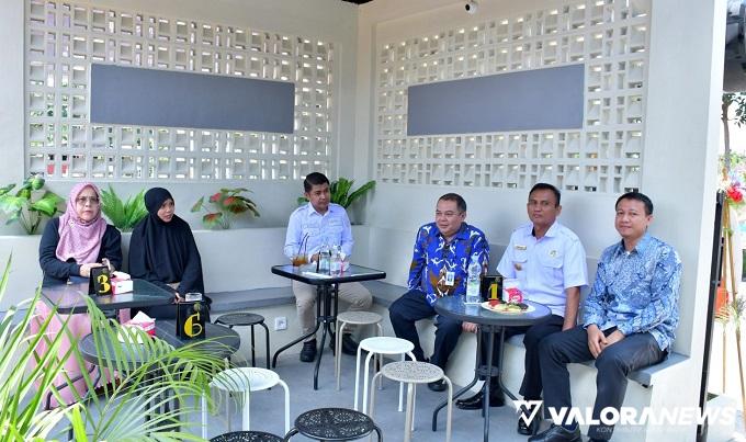 Pjs Bupati Agam, Endrizal menikmati salah satu sudut Kanara Cafe &amp; Resto, usai pembukaan di Simpang Ampek Tangah Lubuk Basung, Rabu. (humas)