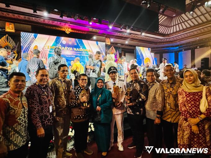 Asisten Administrasi Umum Setdaprov Sumbar, Andri Yulika mewakili gubernur Sumbar, foto bersama dengan wali nagari Penerima Penghargaan Upakarya Wanua Nugraha Tahun 2024 di Bali, Selasa. (humas)