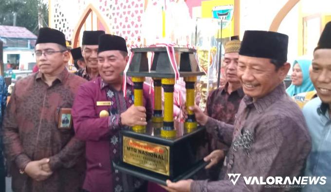 Pj Bupati Pessel, Era Sukma Munaf, secara resmi menutup penyelenggaran Musabaqah Tilawatil Quran (MTQ) Nasional ke-41, Tingkat Kabupaten, di Sutera, Jumat (25/10/2024). FOTO: Dok Diskominfo Pessel