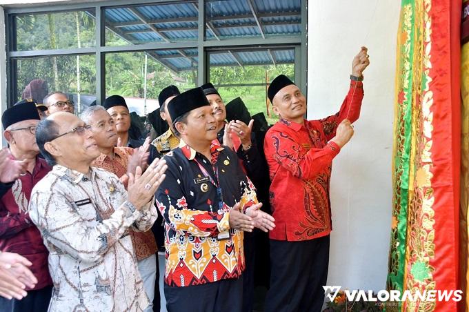Pjs Bupati Agam, Endrizal meresmikan Museum Adat dan Kebudayaan Nagari Pasia Laweh (MAKNA) di aula kantor wali Nagari Pasia Laweh, Palupuh, Sabtu. (humas)