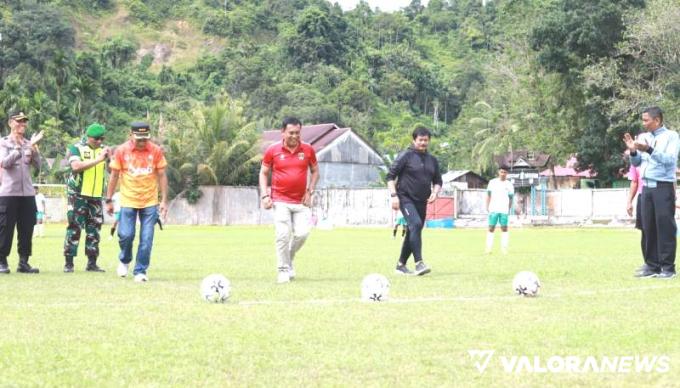 Open Turnamen Bupati Cup 2024, kategori U 13, U 15 dan U 17 di Kabupaten Pesisir Selatan (Pessel), Sumatera Barat, resmi dibuka Coach Indra Syafri. FOTO: Dok Diskominfo Pessel